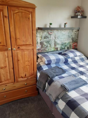 Double bedroom sleeps 1 or 2 with back garden view